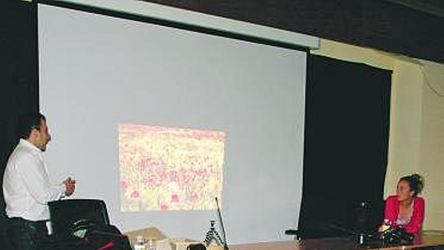 El fotógrafo Alejandro Peláez, durante la conferencia en el Valdecarzana.