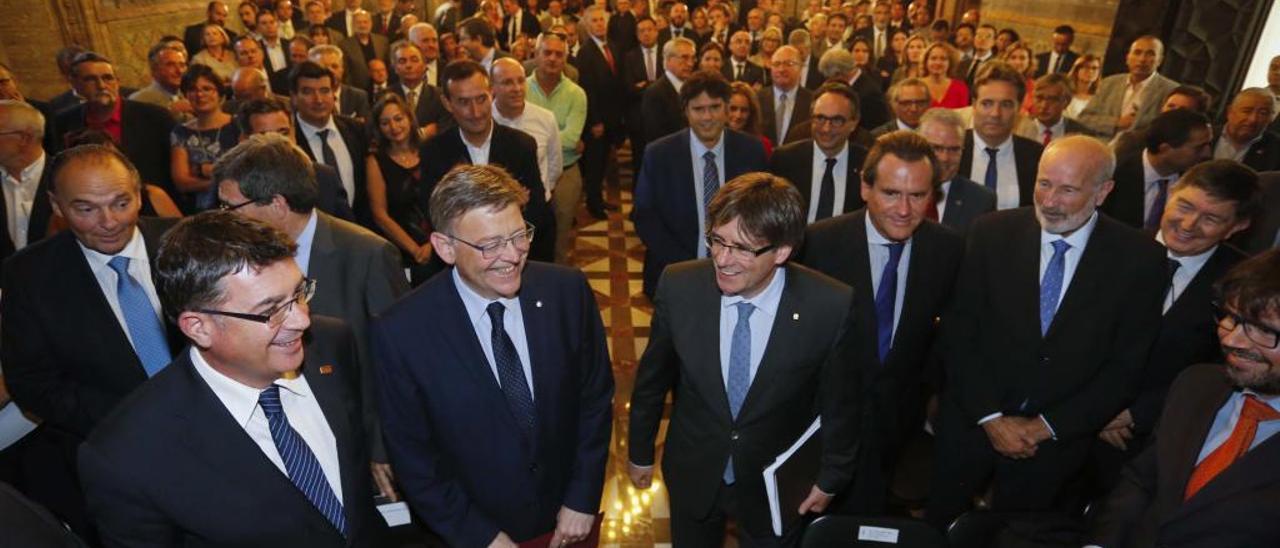 Morera, Puig y Puigdemont, entre representantes políticos y empresariales valencianos y catalanes en septiembre de 2016.
