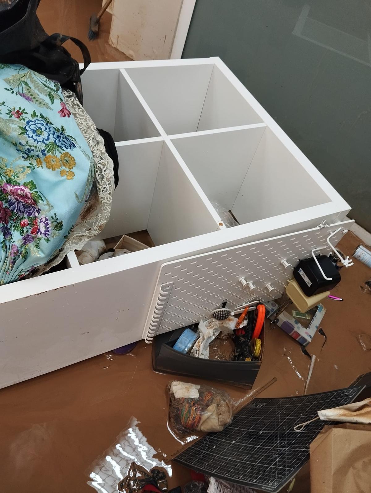 Parte del mobiliario volcado por la riada.