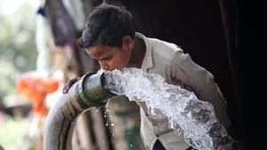 El fuerte calor causa la muerte a más de 60 personas en la India.
