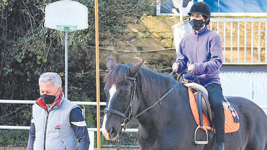 Ona Martínez dalt d&#039;un cavall a la pista de la Fundació Federica Cerdà