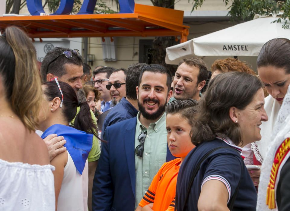 La sexta mascletà del concurso ofrece un espectáculo monótono, con un intenso final terrestre simultáneo que envuelve la plaza