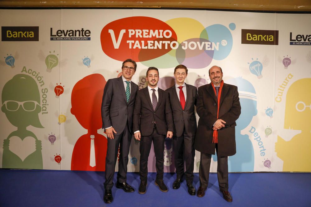 Los invitados posan en el photocall de los premios Talento Joven CV.