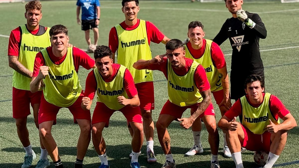 José Pedraza, el segundo por la izquierda, durante un entrenamiento del Atlético Antoniano de Lebrija.