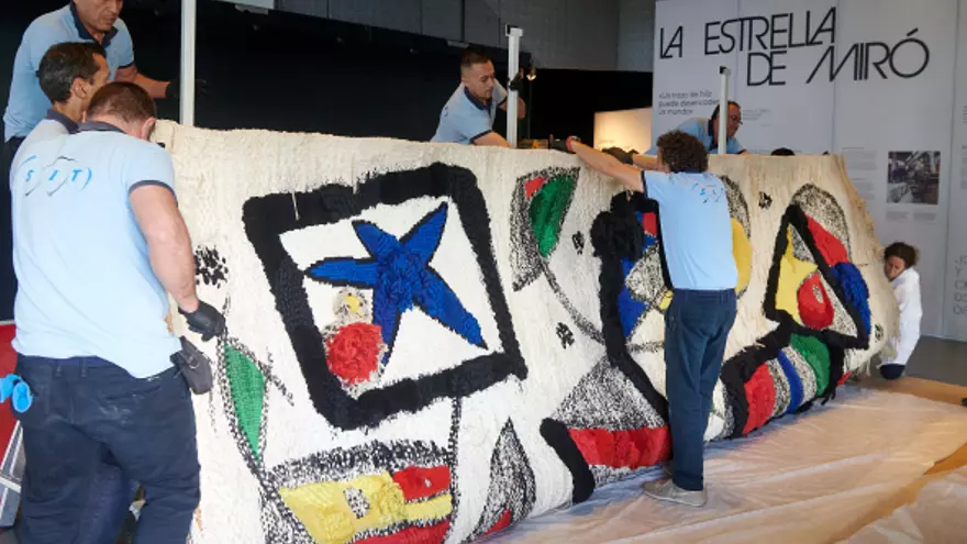 En imágenes | El CaixaForum Zaragoza muestra un gran tapiz de Miró