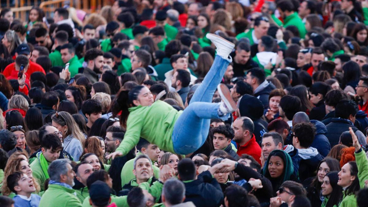 Falleros y falleras festejando la Crida 2024