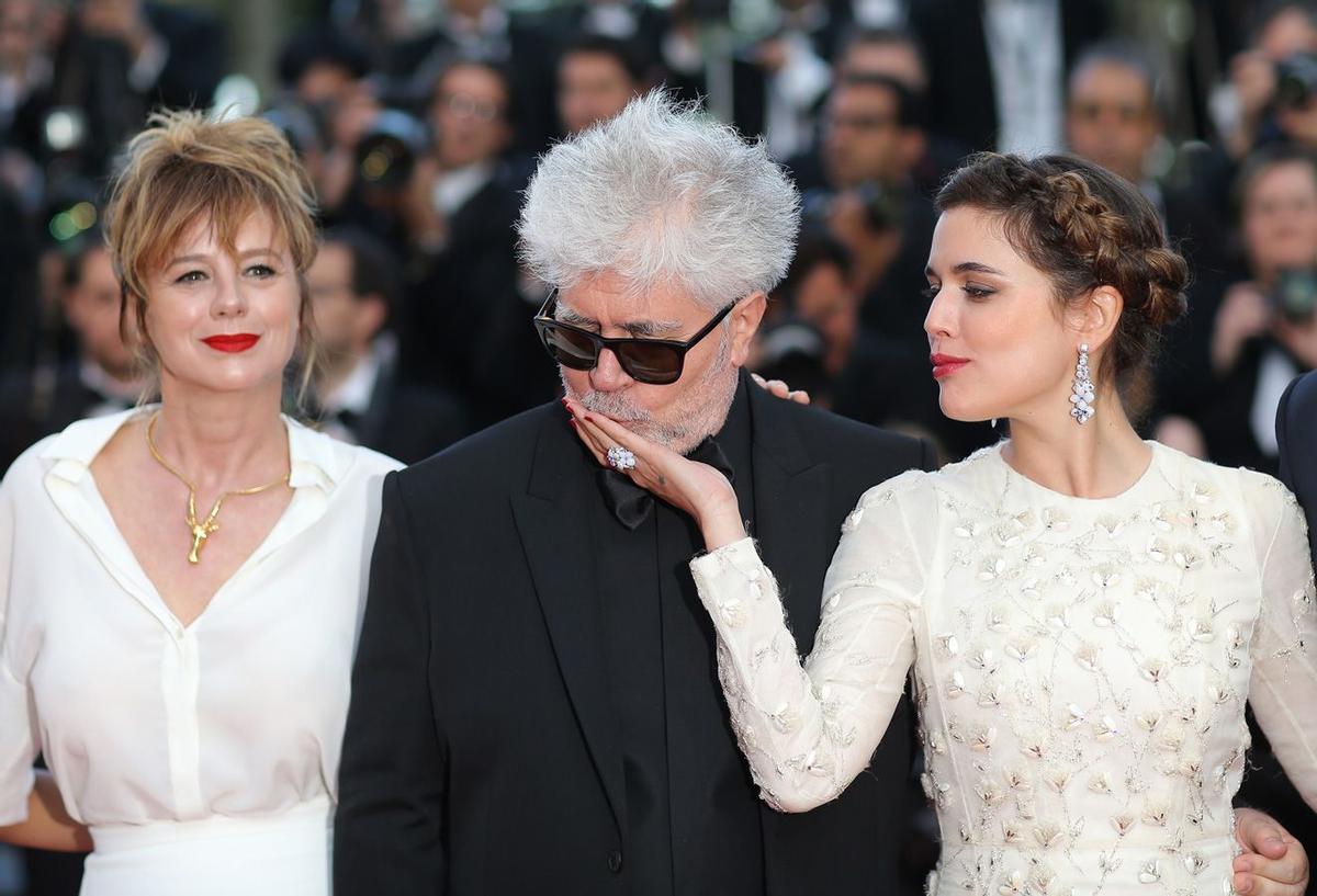 Emma Suárez, Pedro Almodóvar y Adriana Ugarte en Cannes 2016