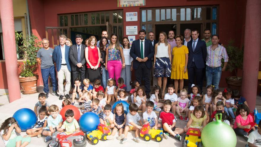 Foto ´de familia´ a la entrada del colegio Virgen de las Maravillas de Cehegín, el primer día de la vuelta al cole.