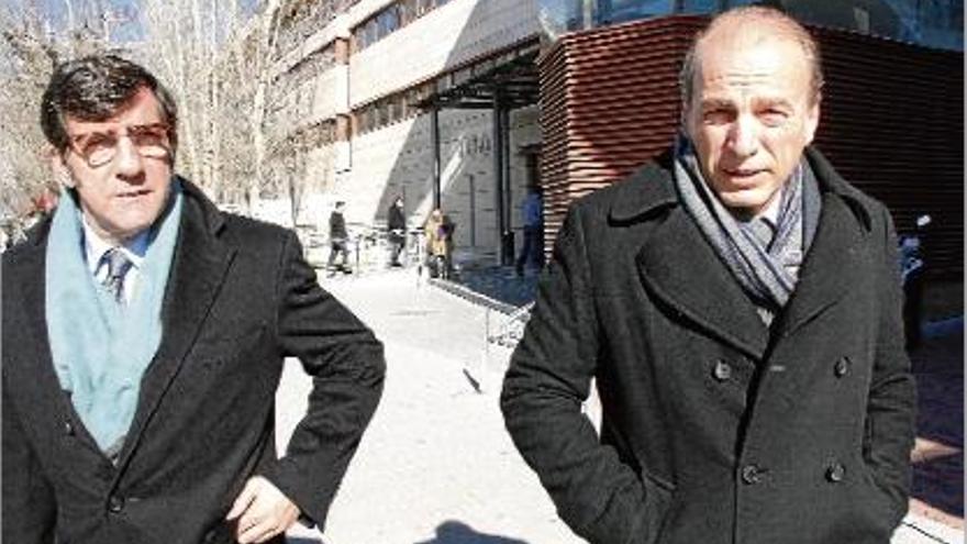 L&#039;advocat Carles Monguilod i el neurocirurgià Jordi Rimbau ahir a l&#039;entrada dels jutjats de Reus.