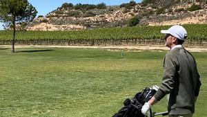 Una de las calles rodeadas de viñas de Golf Lleida & Contry Club.