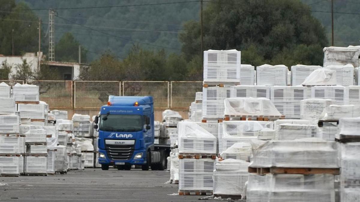 Carga de cerámica en el exterior de una fábrica de Castellón.