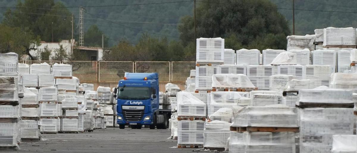 Carga de cerámica en el exterior de una fábrica de Castellón.