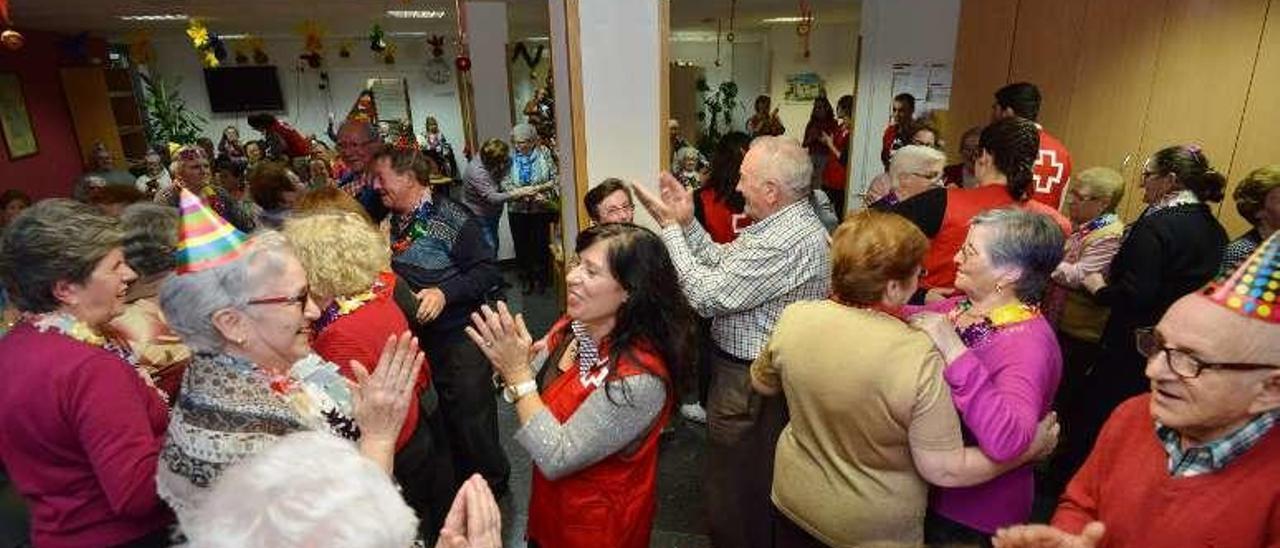 Fiesta de Navidad para mayores en Cruz Roja. // Gustavo Santos