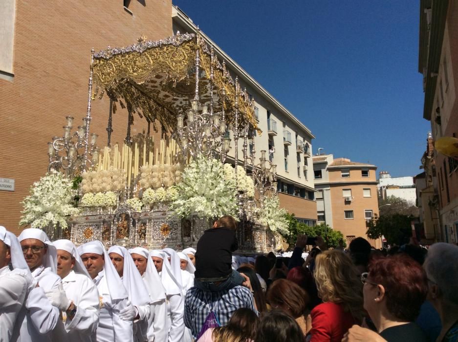 La Hermandad del Jesús Nazareno de los Pasos y María del Rocío Coronada abre los cortejos del día desde el entorno de la plaza de la Victoria