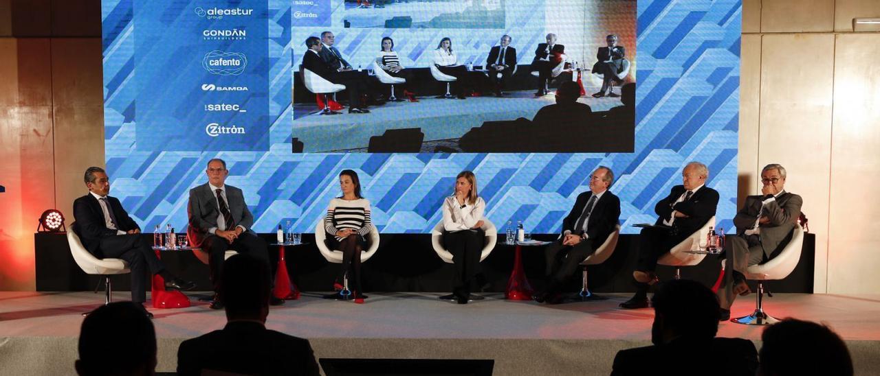 Por la izquierda, Sergio Martínez García, Álvaro Platero Díaz, Paula Rodríguez Peláez, Eva Pando, Alberto González-Moratiel, Luis Rodríguez-Ovejero y Antonio Fernández-Escandón, ayer, en las jornadas del Idepa, en Oviedo. | Luisma Murias