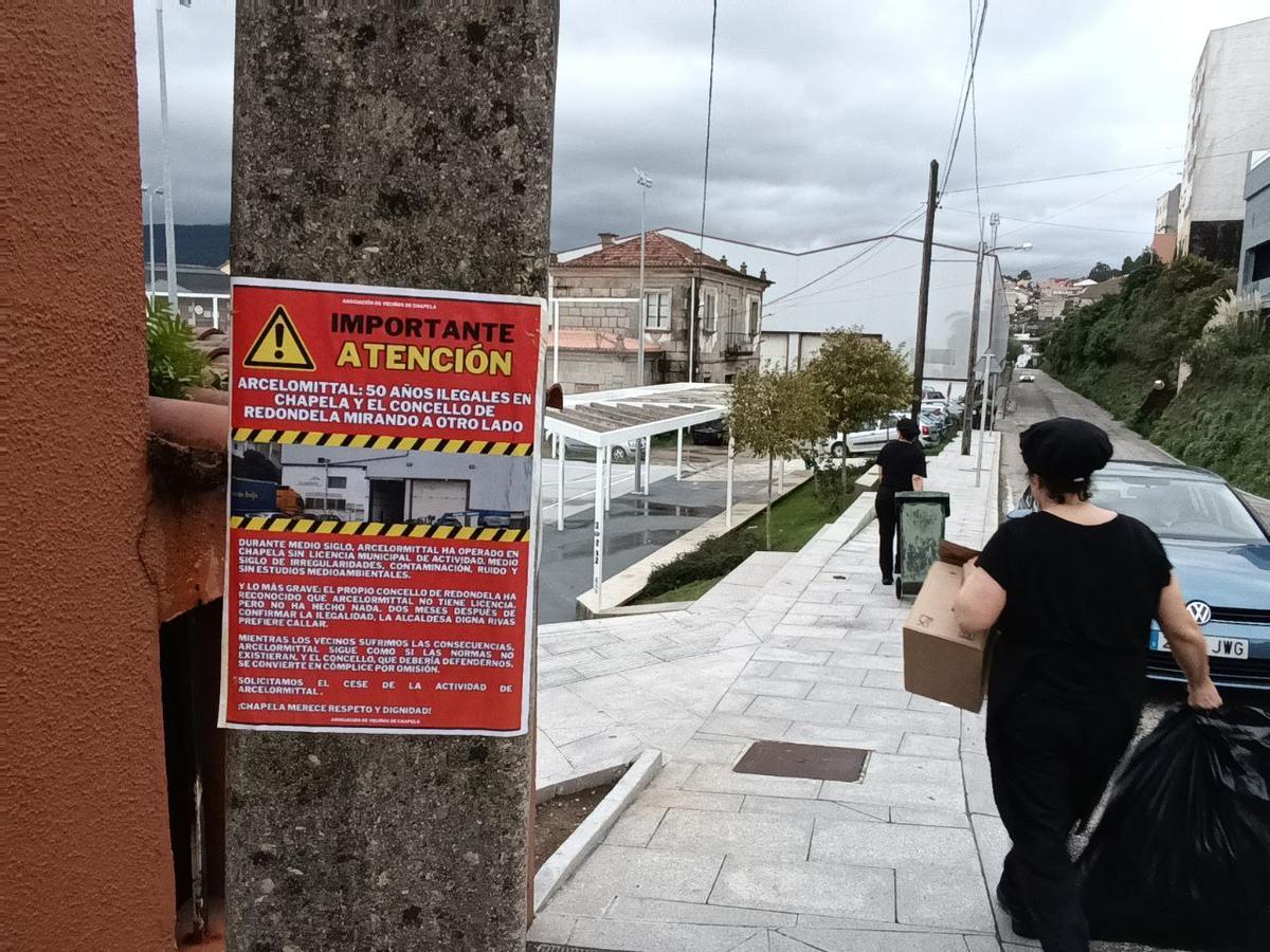Un cartel en las inmediaciones de la nave de almacenamiento de bobinas de acero.