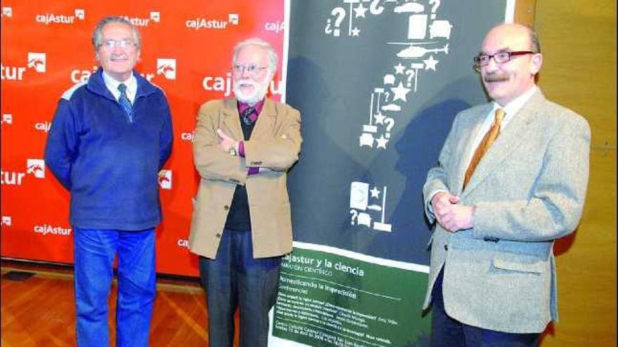 Por la izquierda, Claudio Moraga, Enric Trillas y César Menéndez Claverol.