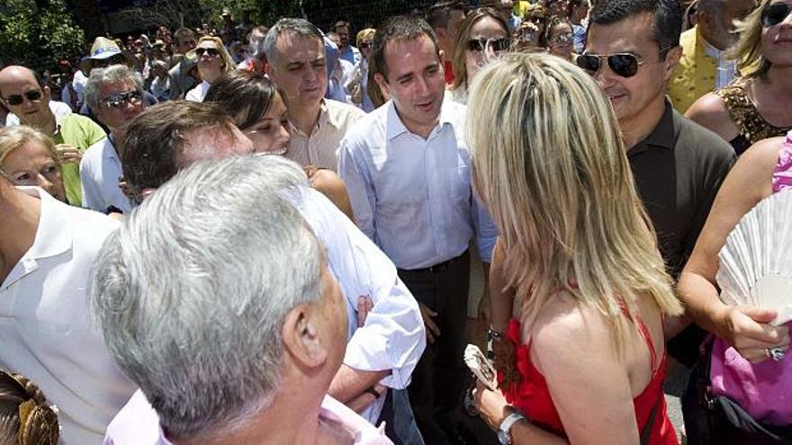 Jorge Alarte, junto a Roque Moreno, conversa con la alcaldesa de Alicante, Sonia Castedo, en presencia del ex primer edil Luis Díaz Alperi.