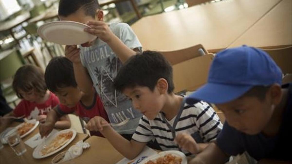 Un niño apura su plato de arroz con tomate en el 'casal', ayer.