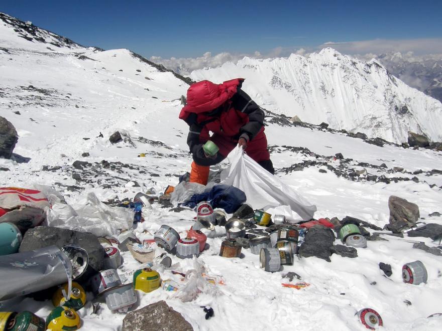 Una flota de drones recogerá la basura del monte Everest