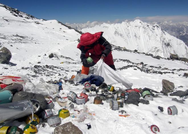 Una flota de drones recogerá la basura del Everest
