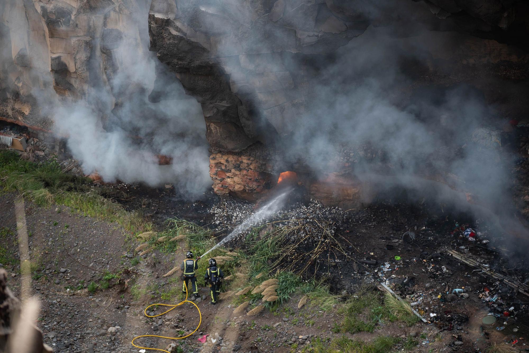 Incendio en una cueva de Barranco Santos