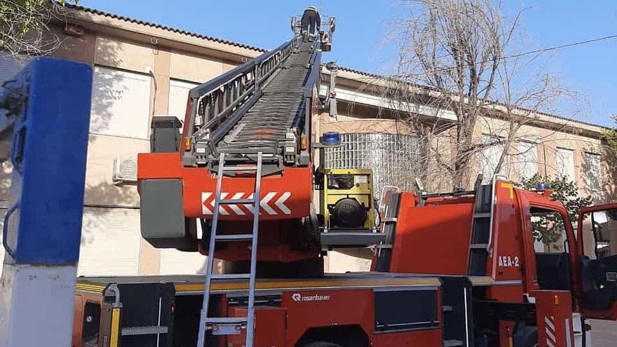 Los bomberos actúan para sofocar el incendio de la cubierta del CEIP Concepción Arenal de Córdoba.