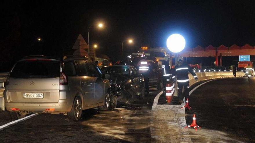 Atasco en la estación de peaje de Saiar, en la noche de ayer. // Noé Parga