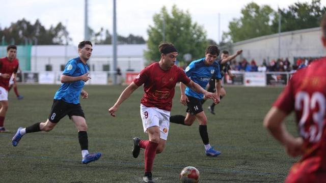 Edu conduce el balón, ayer, rodeado de contrarios en el Estradense-Arteixo jugado en el Novo Municipal. | BERNABÉ/AMANDA CASTRO