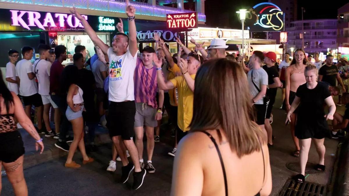 Britische Urlauber feiern in Magaluf.