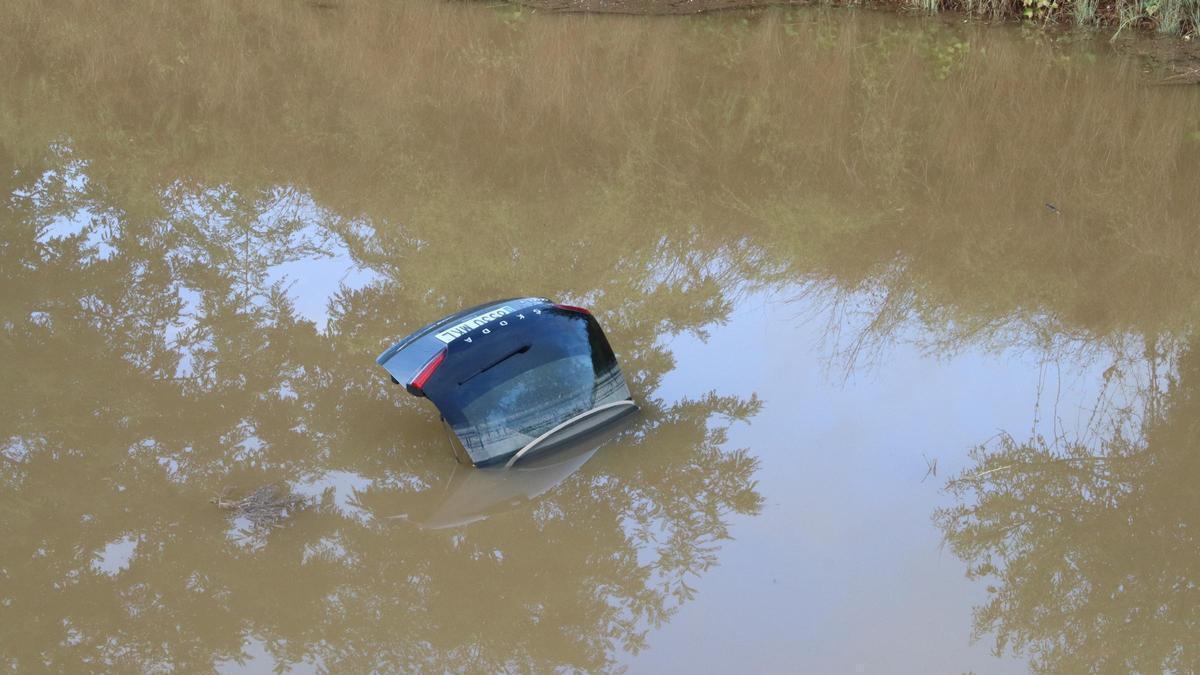 Imatge d'un cotxe cobert d'aigua en un pas subterrani a tocar del càmping Sirena Dorada de Creixell