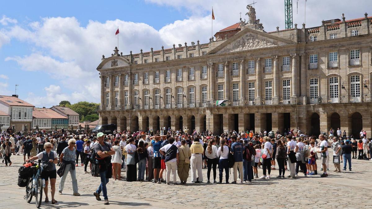 Turistas y peregrinos en la Praza do Obradoiro el pasado fin de semana