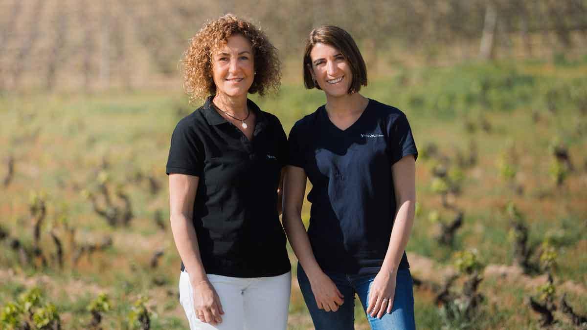 Carme Casacuberta i Carlota Pena, mare i filla i propietàries del celler Vinyes d'Olivardots, a l'Empordà.