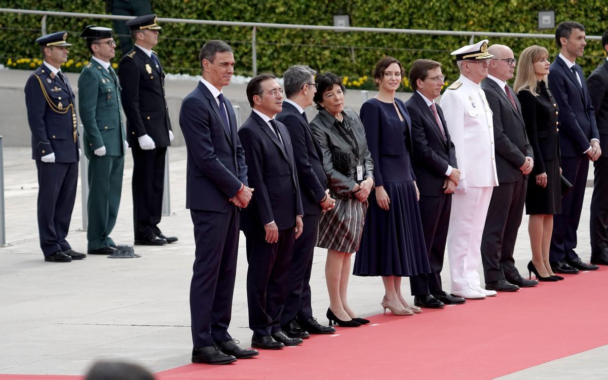 Diferentes autoridades, como Pedro Sánchez o Isabel Díaz Ayuso, esperan la llegada del Papa