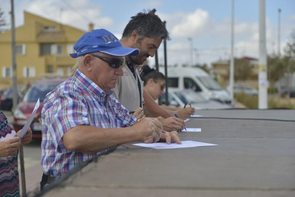 Protesta ante un Mar Menor que amanece cubierto de espuma