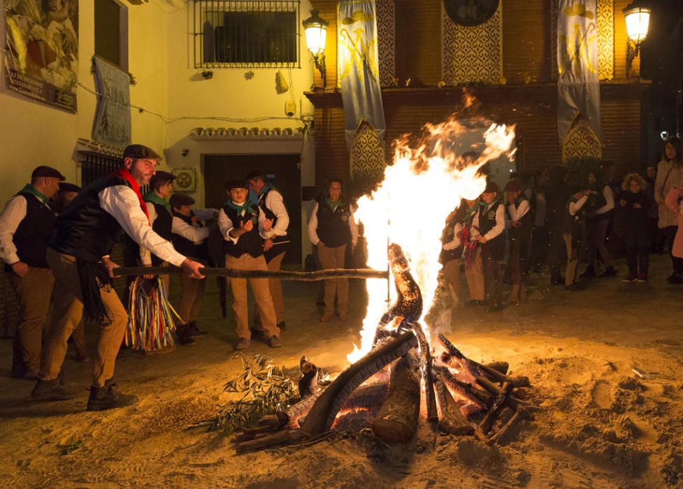 Fuego y villancicos acompañaron el camino de la Divina Pastora desde la ermita de la Veracruz