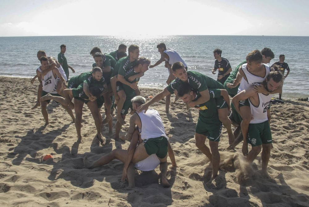 Entrenamiento del Elche CF en la playa de El Pinet