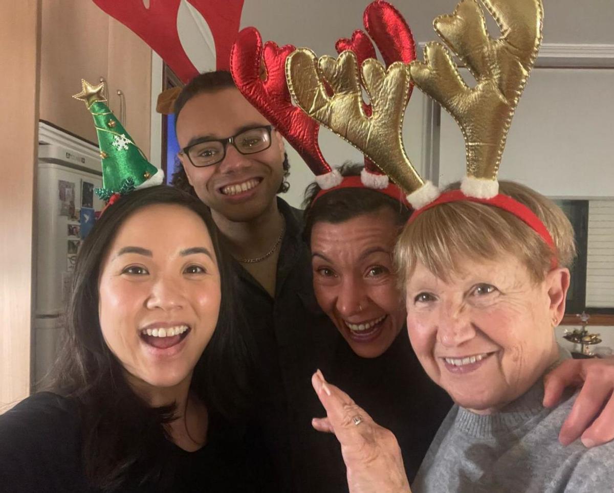 Frankie Ramírez, con su amiga Pattaya, la cuñada de ella y la suegra.