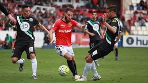 Palanca, autor del tercer gol de Nástic, controla un balón ante dos jugadores del Córdoba.