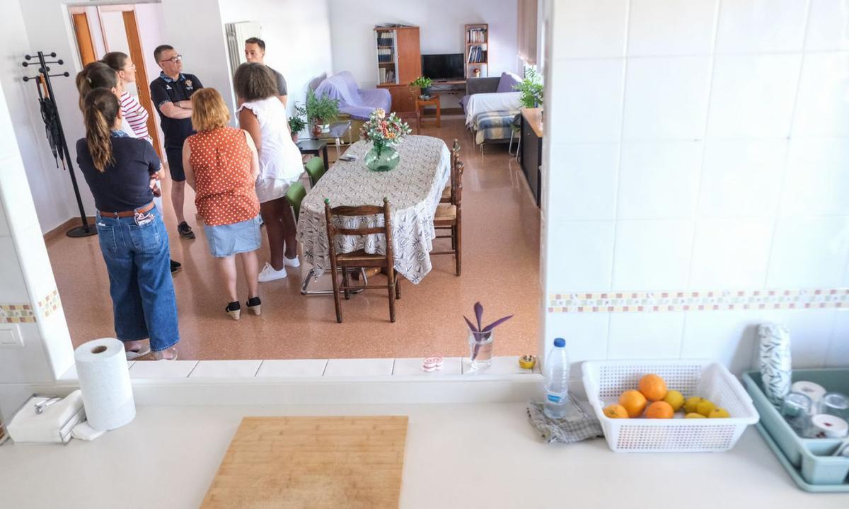 La vivienda que comparten en la planta superior de Cáritas, dentro del proceso de reinserción. | ÁXEL ÁLVAREZ