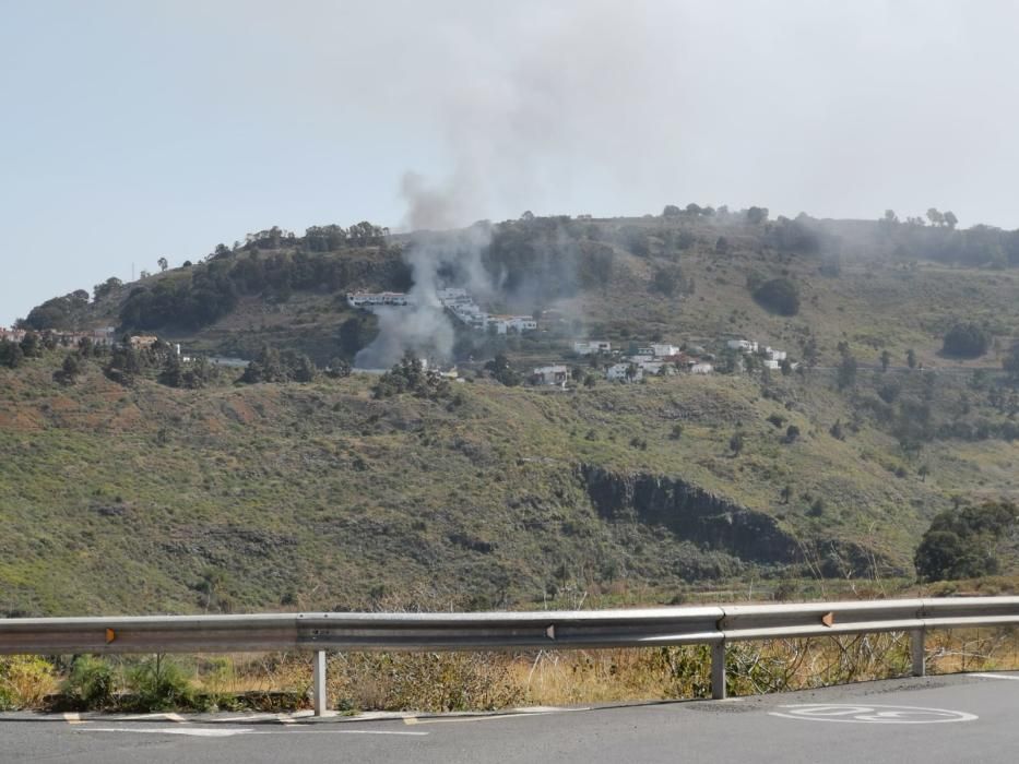 Fuego en un contenedor de la obra de la carretera de Teror.