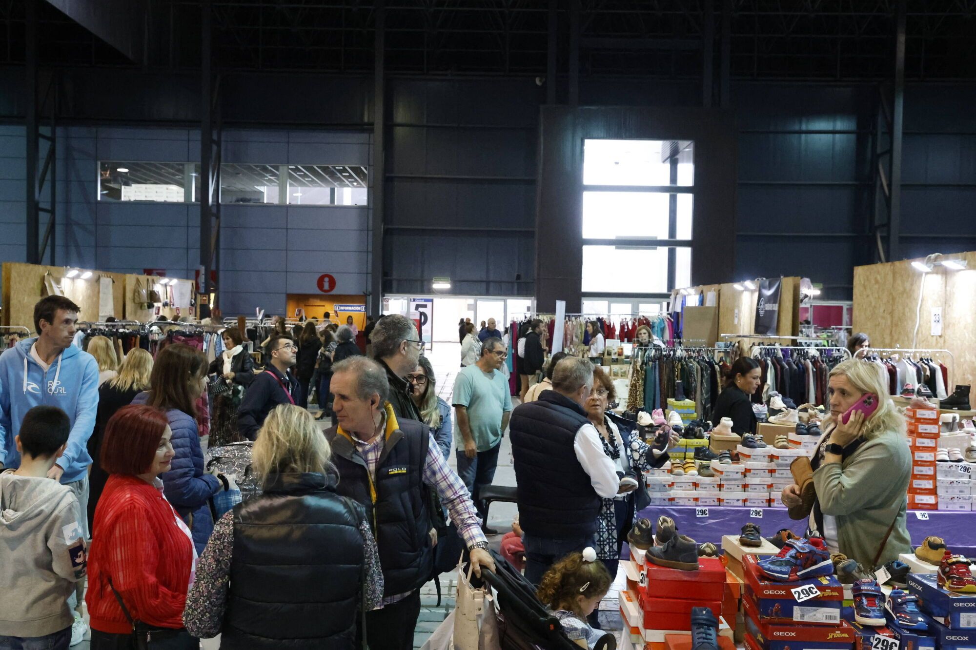 EN IMÁGENES: La Feria de Stocks regresa a Gijón con más expositores que nunca: "Es un gran escaparate para los comercios locales"