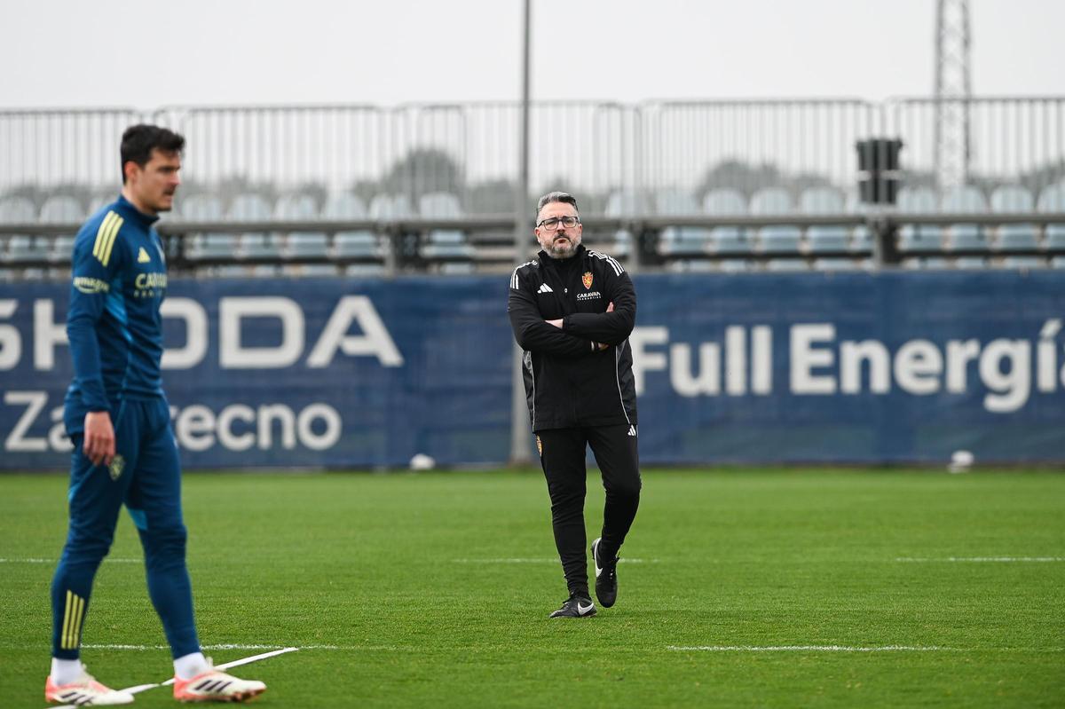 Néstor Pérez, pensativo durante el entrenamiento de este martes, el primero como asistente de David Navarro.