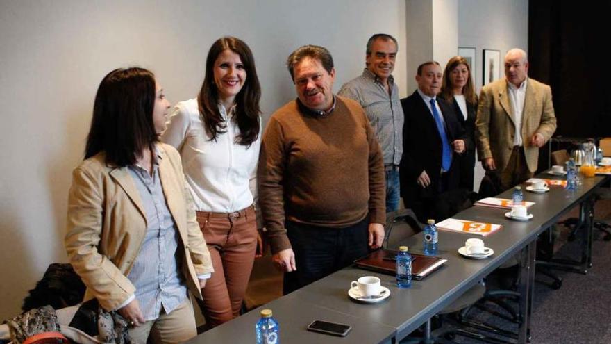 Los miembros de la ejecutiva provincial de Ciudadanos durante el desayuno informativo.