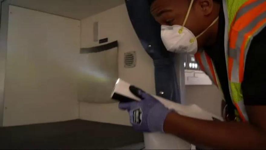 Una aerolínea estadounidense desinfecta sus aviones para prevenir contagios por coronavirus