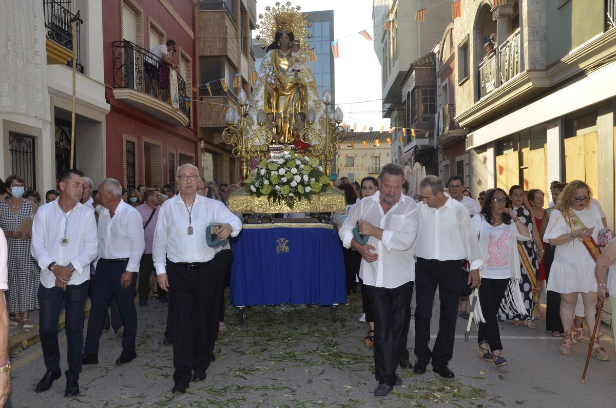 ‘La Pelegrina’ fue recibida con emoción en Moncofa y en su recorrido por las calles la acompañaron muchos vecinos.