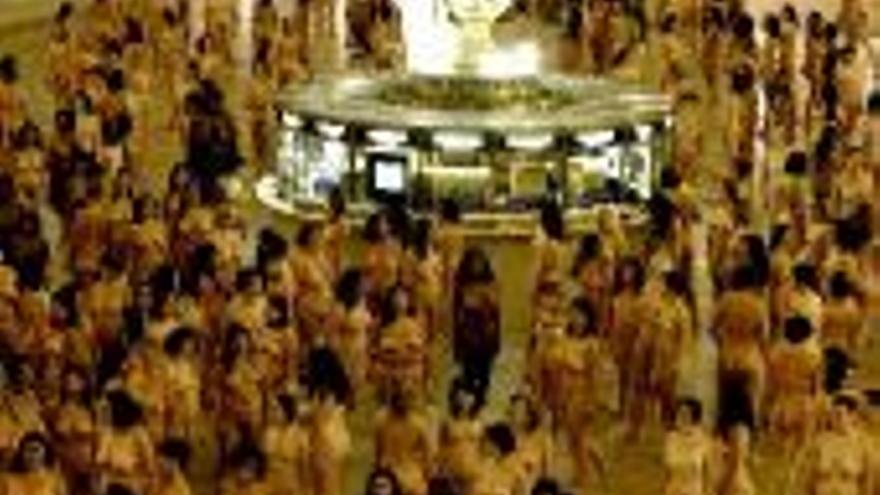 Tunick fotografía desnudos en Nueva York