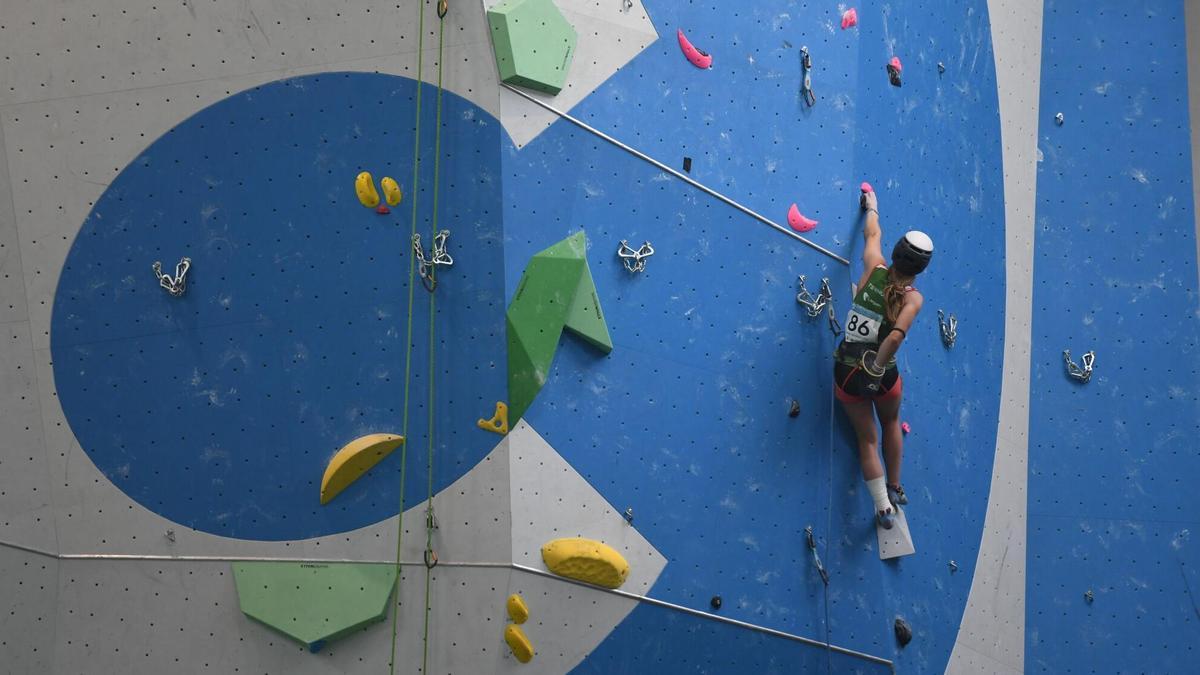 Un escalador en el rocódromo de Riazor.