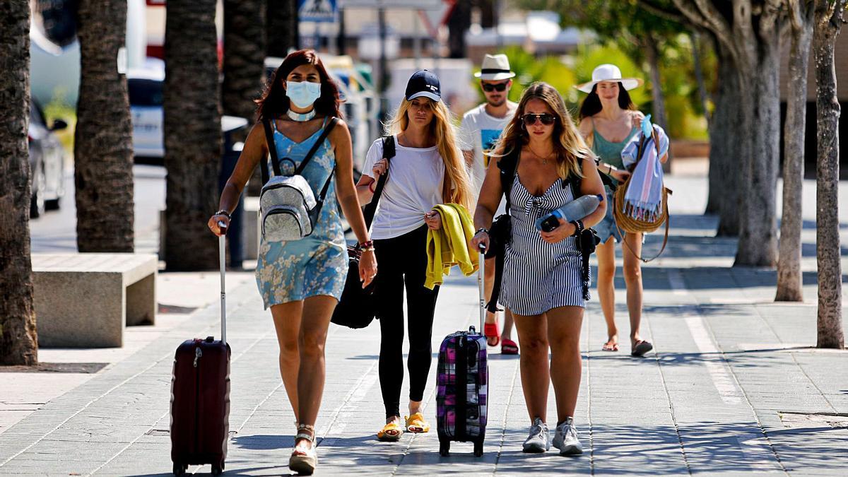 Un grupo de turistas se dirige a su hotel.