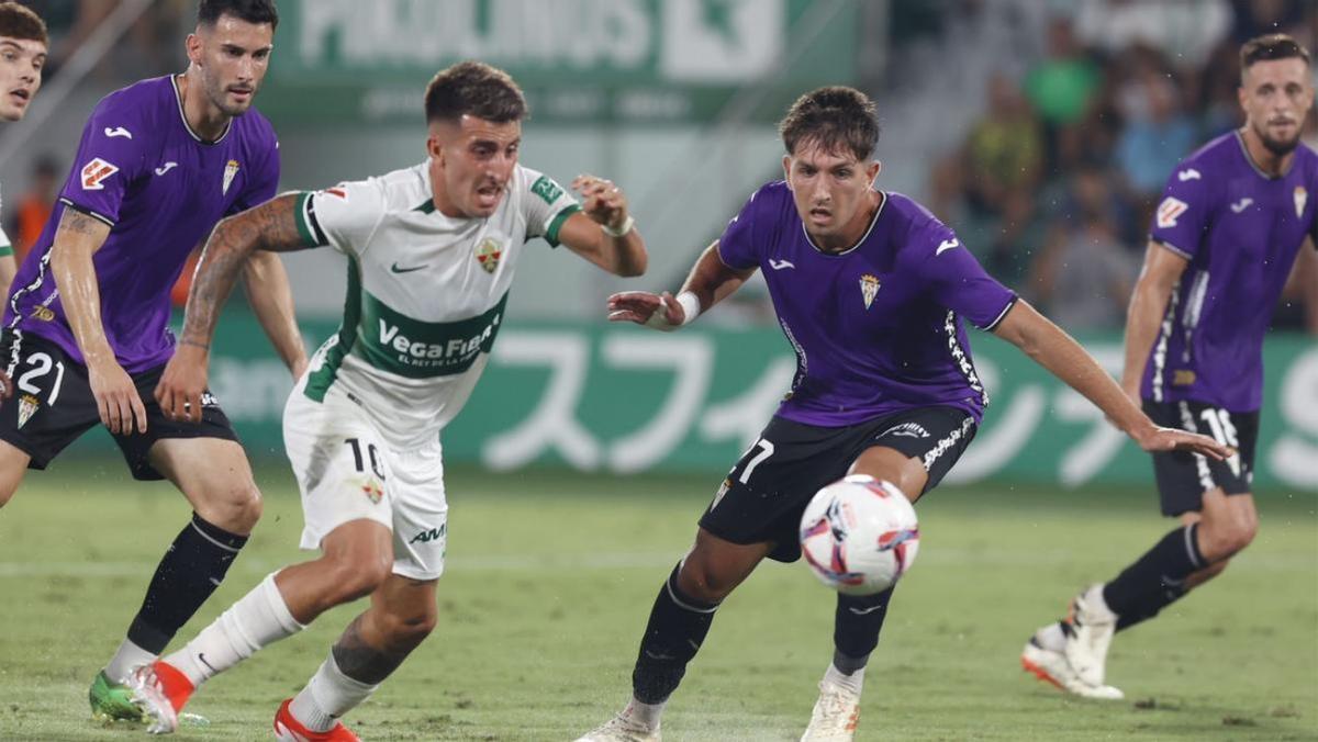 Un momento del partido Elche - Córdoba.